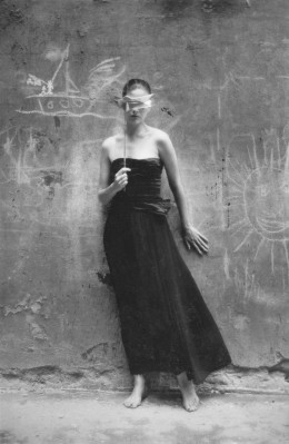 Sibylle Bergemann DDR Fotografie Maren Berlin 1989, schwarz-weiß Modefotografie von einer jungen Frauen, die sich eine Maske vor das Gesicht hält